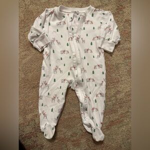 Kissy kissy winter scene. 3-6 months footie zipper.